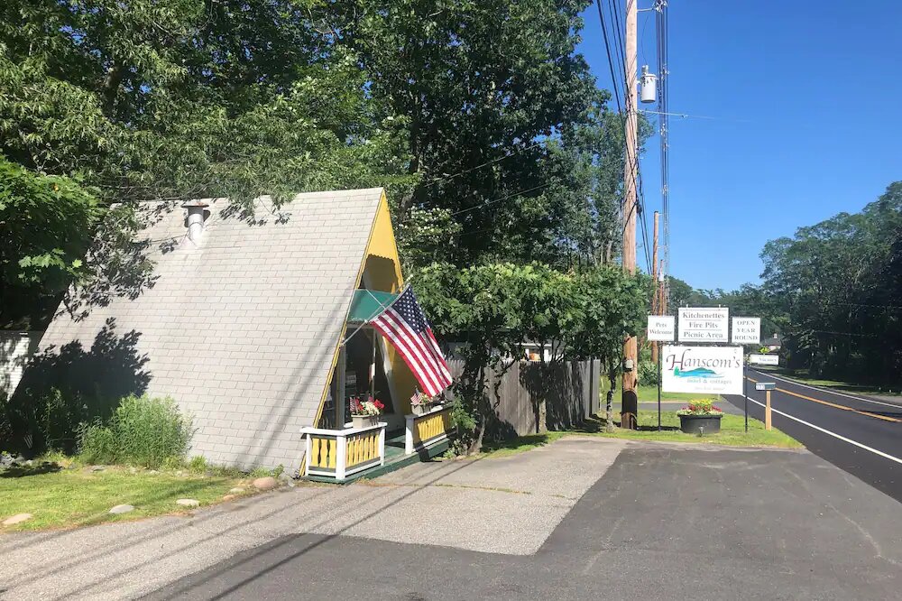 Hanscom's motel and cottages front office